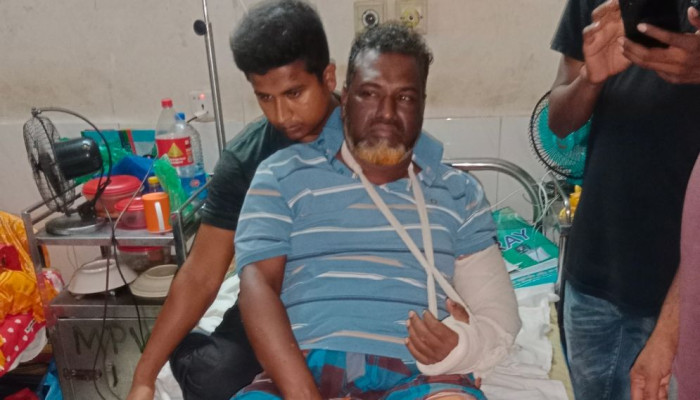যশোরে চাঁদা না দেওয়ায় ইউপি চেয়ারম্যানকে পিটিয়ে হাত-পা ভাঙল সন্ত্রাসীরা যশোরে চাঁদা না দেওয়ায় ইউপি চেয়ারম্যানকে পিটিয়ে হাত-পা ভাঙল সন্ত্রাসীরা