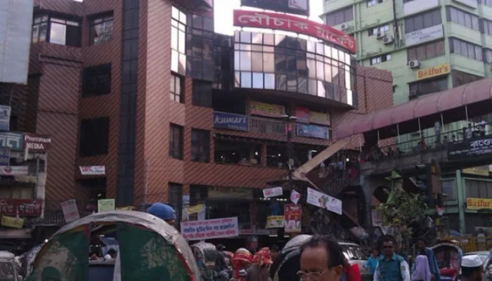 এবার মৌচাক মার্কেটের সামনে ককটেল বিস্ফোরণ এবার মৌচাক মার্কেটের সামনে ককটেল বিস্ফোরণ