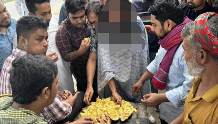 কাঁঠালের আপ্যায়নে মুগ্ধ এনসিপি নেতারা, রংপুরে পদযাত্রায় হৃদয়ছোঁয়া মুহূর্ত কাঁঠালের আপ্যায়নে মুগ্ধ এনসিপি নেতারা, রংপুরে পদযাত্রায় হৃদয়ছোঁয়া মুহূর্ত