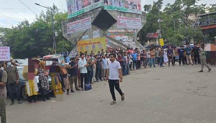 পিএসসি’র সংস্কার চেয়ে শাহবাগ ‘ব্লকেড’ পিএসসি’র সংস্কার চেয়ে শাহবাগ ‘ব্লকেড’