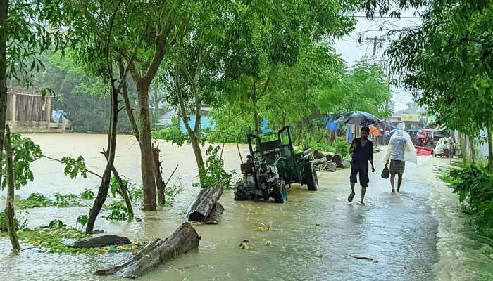 ফুলগাজী-পরশুরামের আশ্রয়কেন্দ্রে হাজারো মানুষের ভীড় ফুলগাজী-পরশুরামের আশ্রয়কেন্দ্রে হাজারো মানুষের ভীড়
