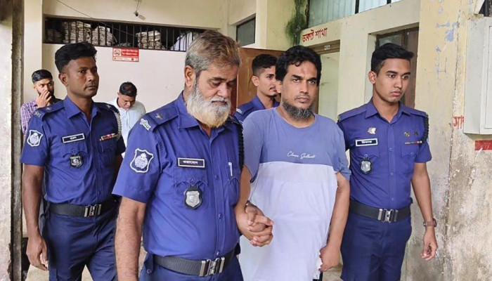 চার খুনের মামলায় আরসা প্রধান আতাউল্লাহ জুনুনির তিন দিনের রিমান্ড চার খুনের মামলায় আরসা প্রধান আতাউল্লাহ জুনুনির তিন দিনের রিমান্ড
