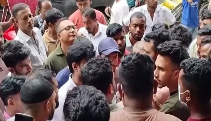 বিদেশ পাঠানোর নামে কোটি টাকার প্রতারণা: সিলেটে ‘স্কাই ড্রিম’ নামে প্রতিষ্ঠানের পরিচালক আটক বিদেশ পাঠানোর নামে কোটি টাকার প্রতারণা: সিলেটে ‘স্কাই ড্রিম’ নামে প্রতিষ্ঠানের পরিচালক আটক