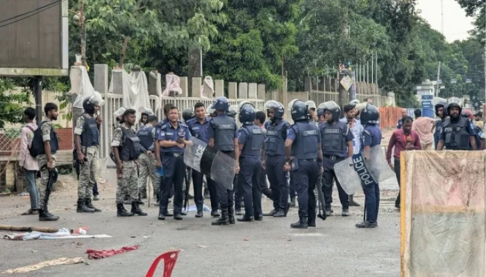 গোপালগঞ্জে রাত ৮টা থেকে ২২ ঘণ্টার কারফিউ গোপালগঞ্জে রাত ৮টা থেকে ২২ ঘণ্টার কারফিউ