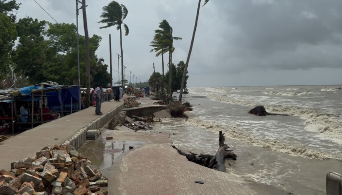 সমুদ্রের ঢেউয়ে ধসে পড়ল কুয়াকাটার কোটি টাকার মেরিন ড্রাইভ সমুদ্রের ঢেউয়ে ধসে পড়ল কুয়াকাটার কোটি টাকার মেরিন ড্রাইভ
