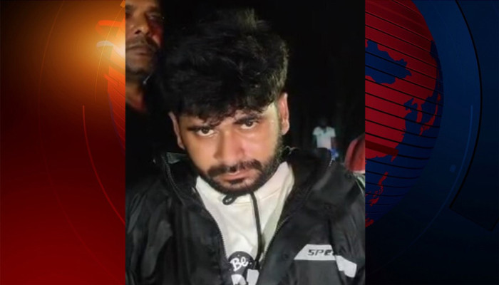 নাটোরে দুদকের ভুয়া চিঠি দেখিয়ে ৫ লাখ টাকা চাঁদা দাবির সময় প্রতারক আটক নাটোরে দুদকের ভুয়া চিঠি দেখিয়ে ৫ লাখ টাকা চাঁদা দাবির সময় প্রতারক আটক