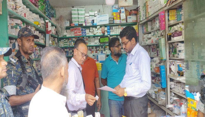 মুন্সীগঞ্জে মেয়াদোত্তীর্ণ ওষুধ মজুদের দায়ে ফার্মেসিকে জরিমানা