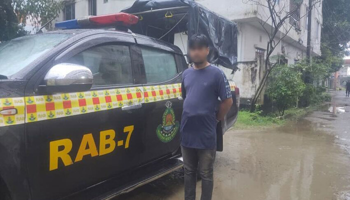 ফেনীতে ১০ মামলার পলাতক আসামি গ্রেফতার ফেনীতে ১০ মামলার পলাতক আসামি গ্রেফতার