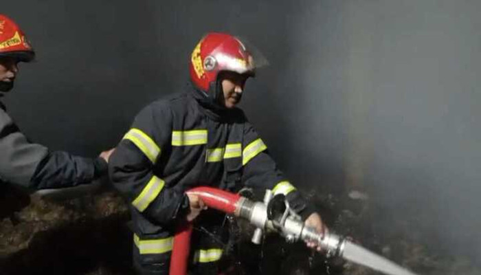 খুলনায় সুপার জুট মিলে অগ্নিকাণ্ড, দ্রুত নিয়ন্ত্রণে বড় ক্ষতি এড়ানো গেল