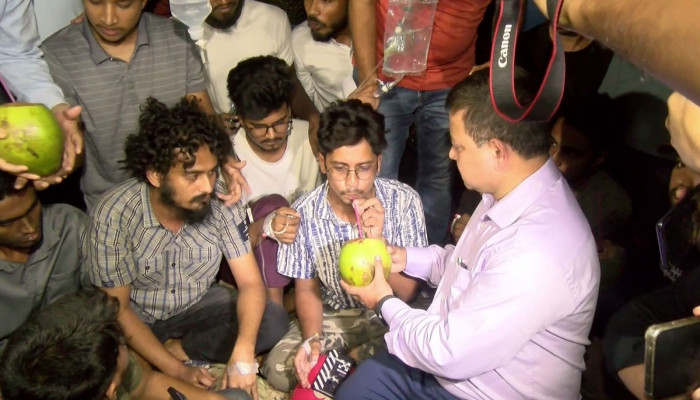 ইউজিসির আশ্বাসে ৫৯ ঘণ্টা পর আমরণ অনশন ভাঙল বেরোবি শিক্ষার্থীরা, অক্টোবরেই সম্ভাব্য নির্বাচন ইউজিসির আশ্বাসে ৫৯ ঘণ্টা পর আমরণ অনশন ভাঙল বেরোবি শিক্ষার্থীরা, অক্টোবরেই সম্ভাব্য নির্বাচন