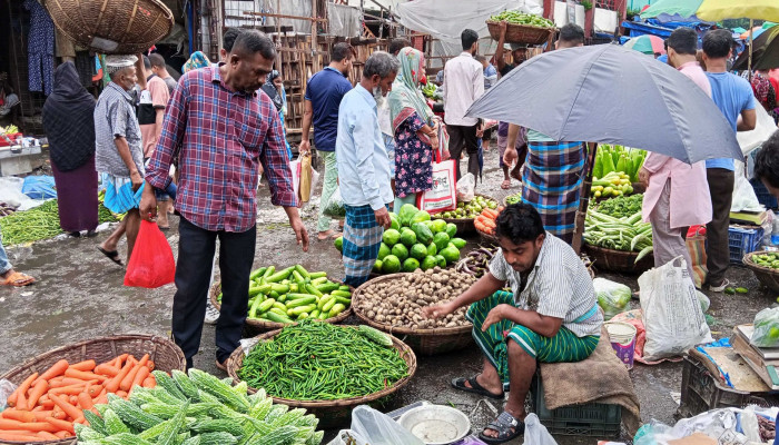 রাজধানীতে নিত্যপণ্যের দাম ঊর্ধ্বমুখী: ক্রেতাদের নাগালের বাইরে নিত্যপণ্য রাজধানীতে নিত্যপণ্যের দাম ঊর্ধ্বমুখী: ক্রেতাদের নাগালের বাইরে নিত্যপণ্য