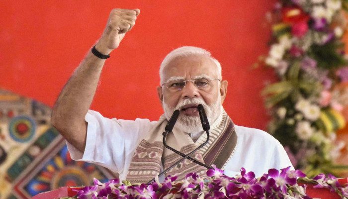 জেলে থাকলে সরকারি কর্মীর চাকরি যায়, মন্ত্রীর নয় কেন: প্রশ্ন মোদির