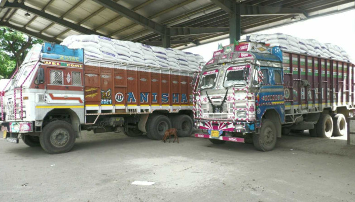 ভারত থেকে আমদানি শুরু, বেনাপোলে প্রথম চালানে এলো ৩১৫ টন চাল: বাজারে স্বস্তি ফেরার সম্ভাবনা ভারত থেকে আমদানি শুরু, বেনাপোলে প্রথম চালানে এলো ৩১৫ টন চাল: বাজারে স্বস্তি ফেরার সম্ভাবনা