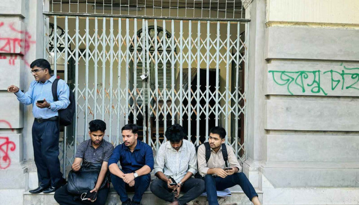 দুই দফা দাবিতে জবি শিক্ষার্থীদের ভিসি ভবন তালাবদ্ধ