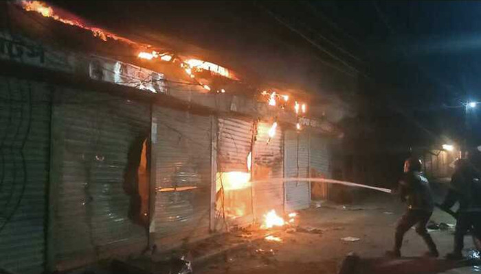 ভৈরবে গভীর রাতে মাইকে ডেকে সংঘর্ষ ও দোকানপাট লুটপাট, আহত ১০ জন ভৈরবে গভীর রাতে মাইকে ডেকে সংঘর্ষ ও দোকানপাট লুটপাট, আহত ১০ জন