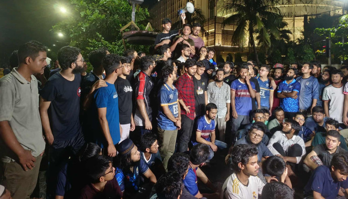 ডিপ্লোমা ইঞ্জিনিয়ারদের হামলার প্রতিবাদে মধ্যরাতে বুয়েট শিক্ষার্থীদের বিক্ষোভ ডিপ্লোমা ইঞ্জিনিয়ারদের হামলার প্রতিবাদে মধ্যরাতে বুয়েট শিক্ষার্থীদের বিক্ষোভ