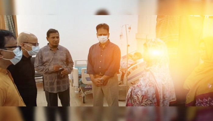 ঢাকা মেডিকেলে আহত বুয়েট শিক্ষার্থীকে দেখতে প্রধান উপদেষ্টার দুই সহকারীর পরিদর্শন ঢাকা মেডিকেলে আহত বুয়েট শিক্ষার্থীকে দেখতে প্রধান উপদেষ্টার দুই সহকারীর পরিদর্শন