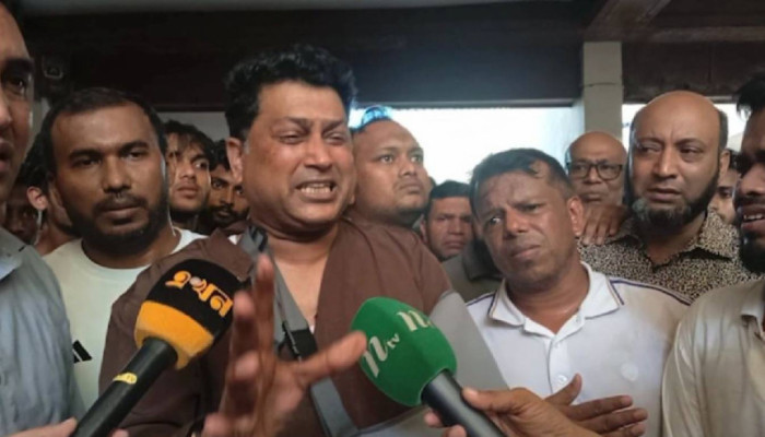 চবি ক্যাম্পাসে ভয়াবহ সংঘর্ষ, ছাত্রলীগ ক্যাডারদের বিরুদ্ধে অভিযোগে কাঁদলেন উপ-উপাচার্য