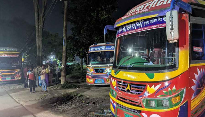জাবি শিক্ষার্থীকে চলন্ত বাস থেকে ফেলে দেওয়ার অভিযোগ, ২৭টি বাস আটক