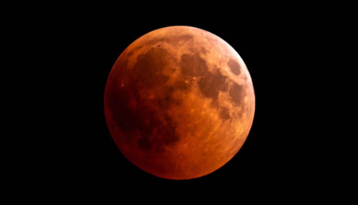 আজ রাতে বাংলাদেশ থেকে দেখা যাবে বিরল পূর্ণগ্রাস রক্তিম চন্দ্রগ্রহণ