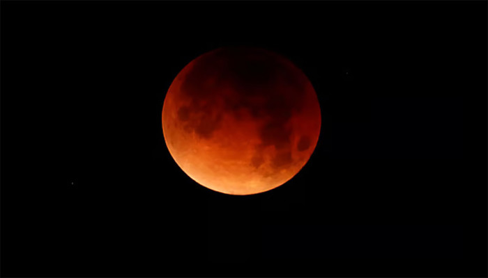 বাংলার আকাশে বিরল মহাজাগতিক দৃশ্য: পূর্ণগ্রাস চন্দ্রগ্রহণে রক্তিম ‘ব্লাড মুন’ বাংলার আকাশে বিরল মহাজাগতিক দৃশ্য: পূর্ণগ্রাস চন্দ্রগ্রহণে রক্তিম ‘ব্লাড মুন’