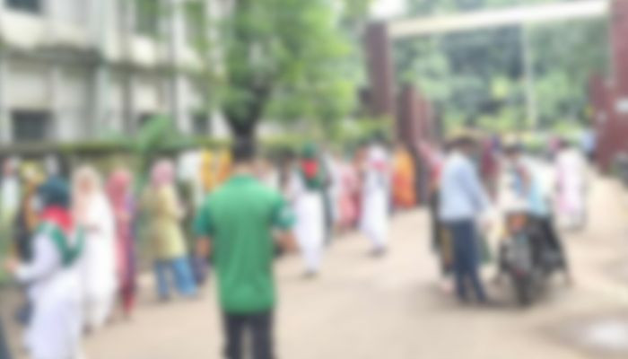 ডাকসু ভোটে শিক্ষার্থীদের ঢল, প্রতিদ্বন্দ্বিতায় ১০টির বেশি প্যানেল