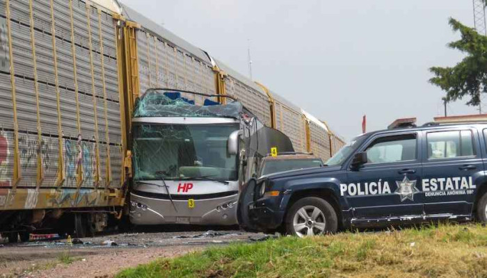 মেক্সিকোতে ট্রেন-বাস সংঘর্ষে নিহত ১০, আহত অর্ধশতাধিক