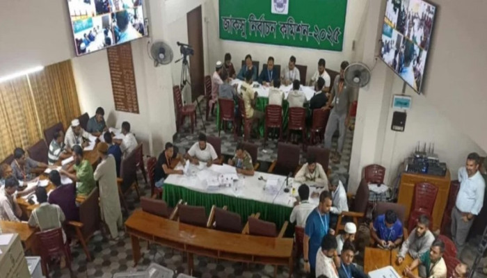 জাকসু নির্বাচনে রাত পেরোলেও হয়নি ফল ঘোষণা, বাড়ছে শিক্ষার্থীদের অপেক্ষা জাকসু নির্বাচনে রাত পেরোলেও হয়নি ফল ঘোষণা, বাড়ছে শিক্ষার্থীদের অপেক্ষা
