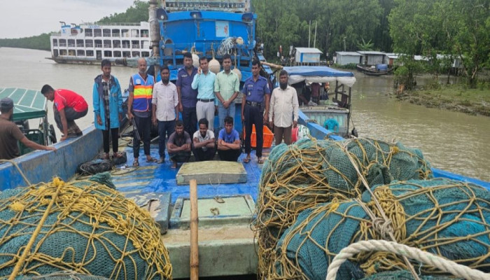 রাঙ্গাবালীতে নিষিদ্ধ ট্রলিং বোট জব্দ, তিন জেলে গ্রেফতার