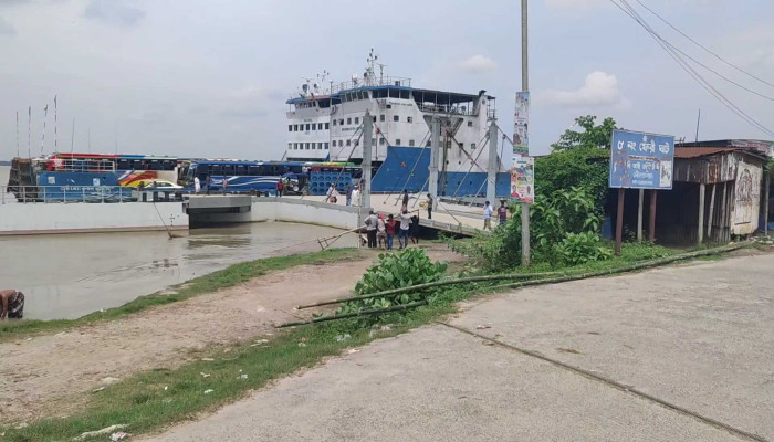 অচল ফেরিঘাটে দৌলতদিয়ায় চরম ভোগান্তি, স্থগিত আধুনিকায়ন প্রকল্প