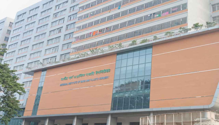 যাত্রাবাড়ীতে এসি বিস্ফোরণে দগ্ধ একই পরিবারের ৪ সদস্য, আশঙ্কাজনক অবস্থায় হাসপাতালে