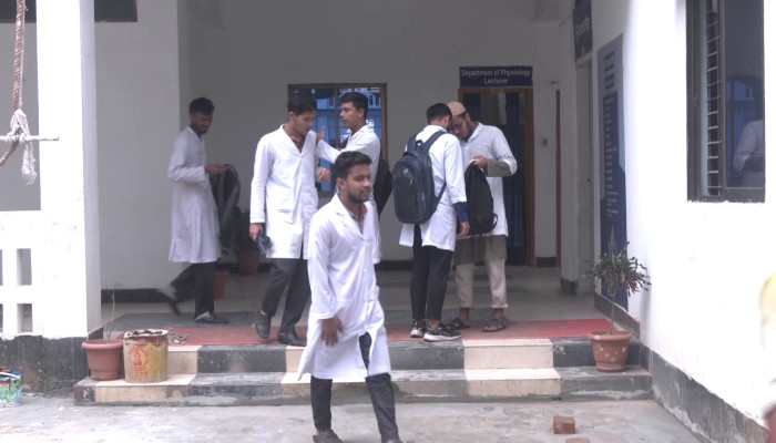 চিকিৎসক সংকট কাটাতে ৪৮তম স্পেশাল বিসিএসেও অর্ধেক পদ শূন্য থাকার আশঙ্কা চিকিৎসক সংকট কাটাতে ৪৮তম স্পেশাল বিসিএসেও অর্ধেক পদ শূন্য থাকার আশঙ্কা