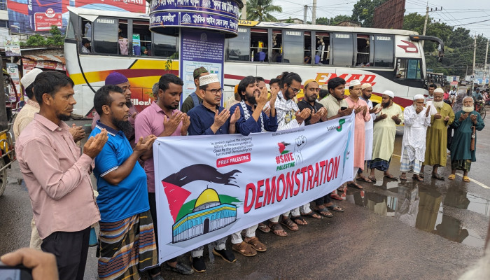 ফ্লোটিলা নৌবহরে ইসরায়েলি হামলার প্রতিবাদে সাতক্ষীরায় বিক্ষোভ