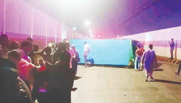 চট্টগ্রামের কর্ণফুলী টানেলে বাস উল্টে ৬ জন আহত