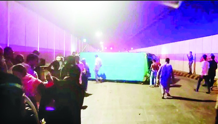 কর্ণফুলী টানেলে উল্টে গেল বরযাত্রীবাহী বাস, আহত ১২ কর্ণফুলী টানেলে উল্টে গেল বরযাত্রীবাহী বাস, আহত ১২