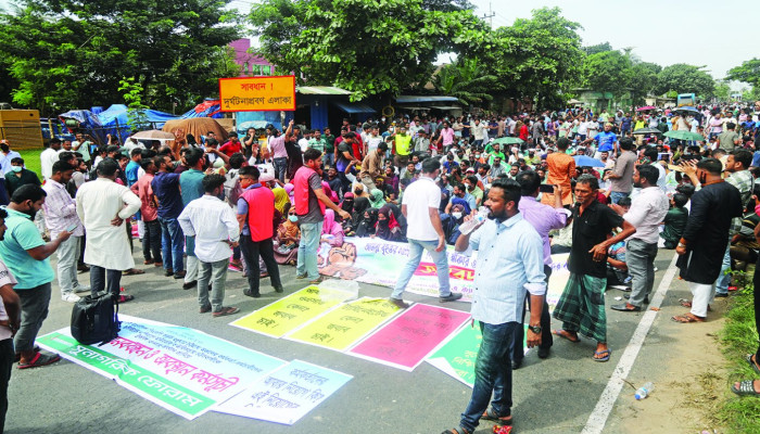 ইসলামী ব্যাংকের চাকরিচ্যুত কর্মকর্তাদের মহাসড়ক অবরোধ ইসলামী ব্যাংকের চাকরিচ্যুত কর্মকর্তাদের মহাসড়ক অবরোধ