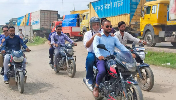 যানজটে আটকা পড়ে মোটরসাইকেলে চড়লেন সড়ক উপদেষ্টা, দায় দিলেন ট্রাফিক অব্যবস্থাপনাকে যানজটে আটকা পড়ে মোটরসাইকেলে চড়লেন সড়ক উপদেষ্টা, দায় দিলেন ট্রাফিক অব্যবস্থাপনাকে