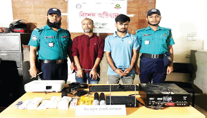 চমেক হাসপাতাল থেকে চোরাই মালামাল ও ওষুধসহ গ্রেপ্তার ২