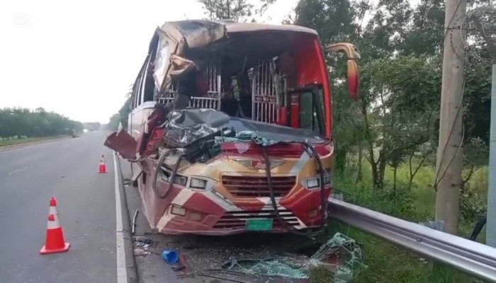 ঢাকা-ভাঙ্গা এক্সপ্রেসওয়েতে ভয়াবহ সড়ক দুর্ঘটনা: কাভার্ডভ্যান চালক নিহত, আহত ১০