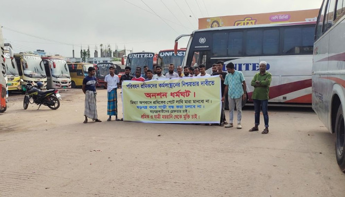 ময়মনসিংহে শ্রমিক-শিক্ষার্থী দ্বন্দ্বে বাস চলাচল বন্ধ, চরম দুর্ভোগে যাত্রীরা