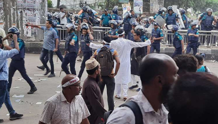 প্রেসক্লাবের সামনে এমপিওভুক্ত শিক্ষকদের বিক্ষোভে পুলিশের টিয়ারশেল, ধাওয়া-পাল্টা ধাওয়া প্রেসক্লাবের সামনে এমপিওভুক্ত শিক্ষকদের বিক্ষোভে পুলিশের টিয়ারশেল, ধাওয়া-পাল্টা ধাওয়া