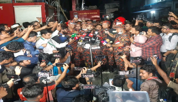 মিরপুর রূপনগরে গার্মেন্টস ও কেমিক্যাল গুদামে ভয়াবহ অগ্নিকাণ্ডে ১৬ জনের মৃত্যু