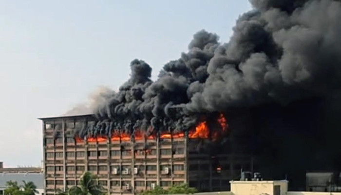 ৬ ঘণ্টা ধরে জ্বলছে চট্টগ্রাম ইপিজেডের কারখানা, ধসের আশঙ্কা