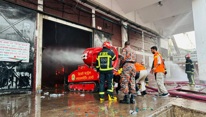 ৩৭ ইউনিটের চেষ্টায়ও নিয়ন্ত্রণে আসেনি শাহজালাল বিমানবন্দরের কার্গো ভিলেজের আগুন