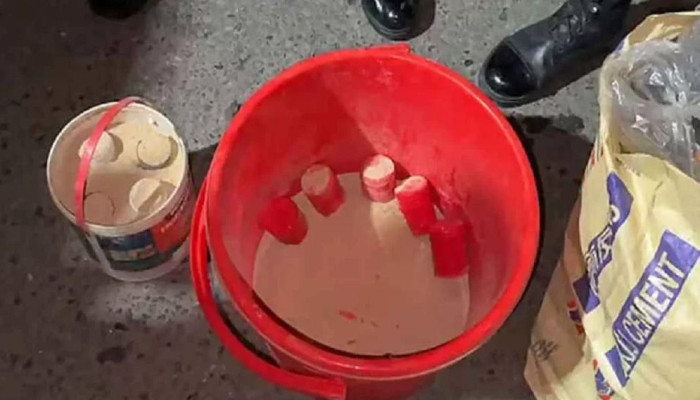 মোহাম্মদপুরের জেনেভা ক্যাম্পে সেনাবাহিনীর অভিযান, ৩২ ককটেল উদ্ধার মোহাম্মদপুরের জেনেভা ক্যাম্পে সেনাবাহিনীর অভিযান, ৩২ ককটেল উদ্ধার