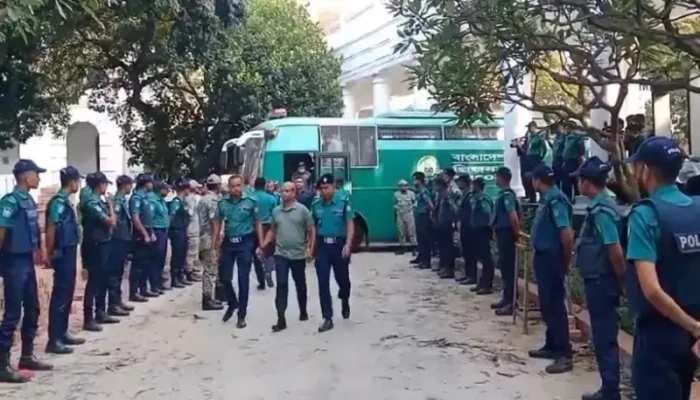 ট্রাইব্যুনালের আদেশে সেনা কর্মকর্তাদের কারাগারে, শেখ হাসিনাসহ পলাতকদের নামে বিজ্ঞপ্তি