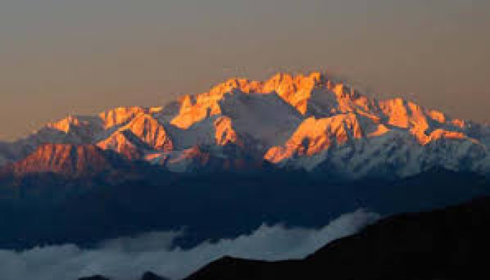 পঞ্চগড়ে দেখা মিলছে কাঞ্চনজঙ্ঘার আভাস, তেঁতুলিয়ায় পর্যটকদের উপচে পড়া ভিড়