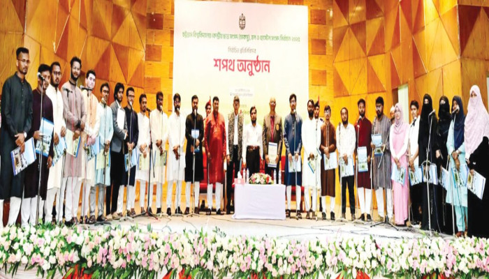 শপথ নিলেন চাকসুর নির্বাচিত প্রতিনিধিরা শপথ নিলেন চাকসুর নির্বাচিত প্রতিনিধিরা