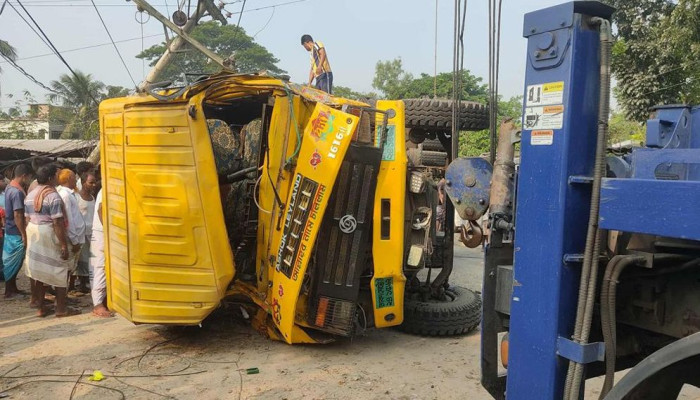 পাবনায় ট্রাকচাপায় ভ্যানে থাকা দুই শিক্ষার্থীসহ তিনজন নিহত পাবনায় ট্রাকচাপায় ভ্যানে থাকা দুই শিক্ষার্থীসহ তিনজন নিহত