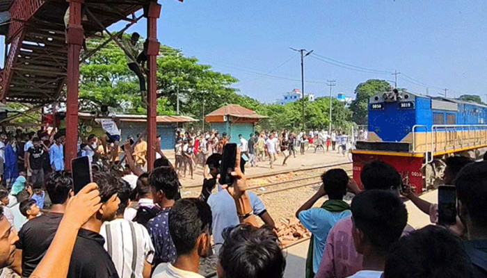 জেলা ঘোষণার দাবিতে ভৈরবে রেল অবরোধ, পাথর নিক্ষেপে আহত যাত্রী জেলা ঘোষণার দাবিতে ভৈরবে রেল অবরোধ, পাথর নিক্ষেপে আহত যাত্রী